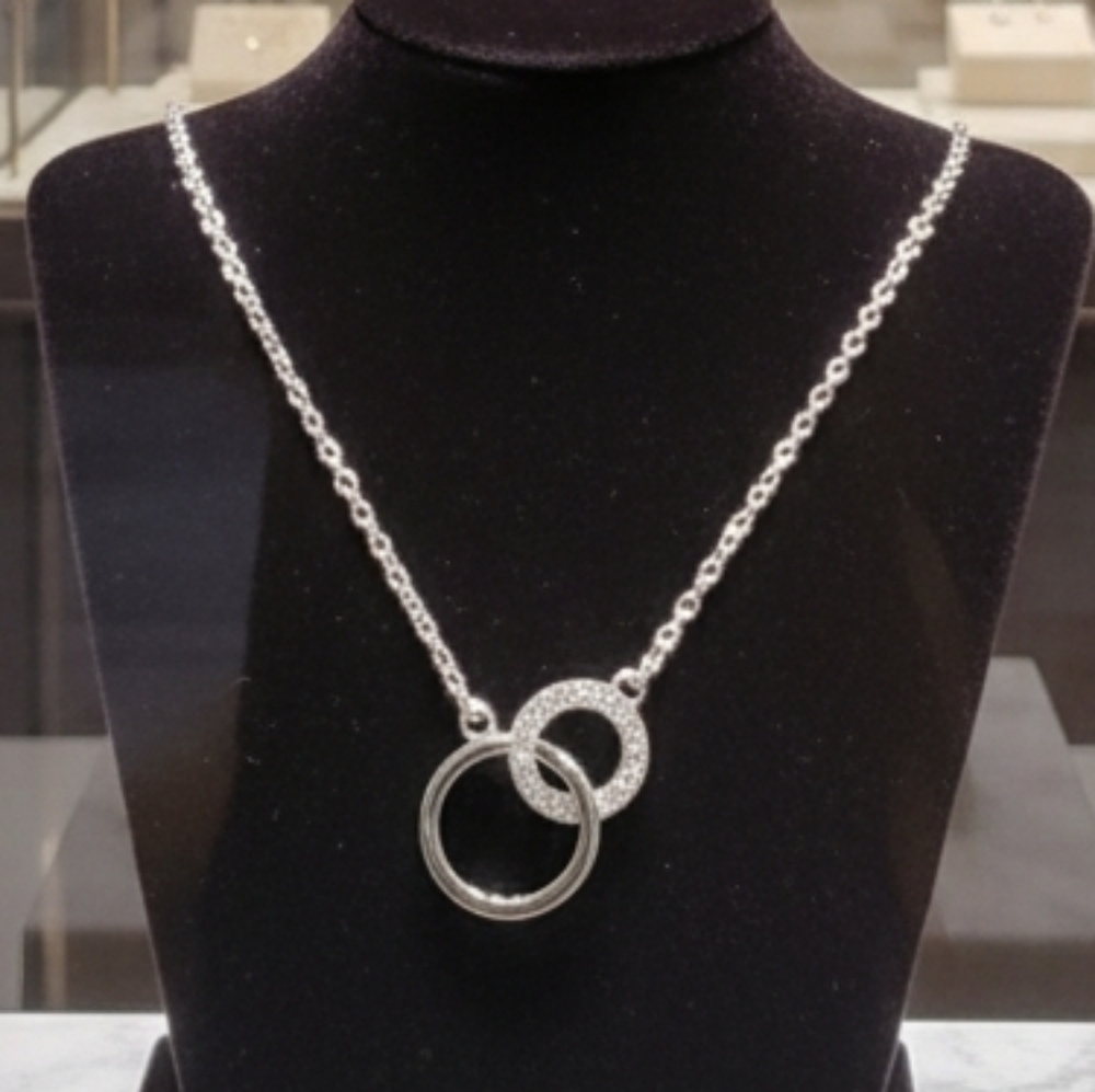 Chic Silver Interlocking Circle Necklace